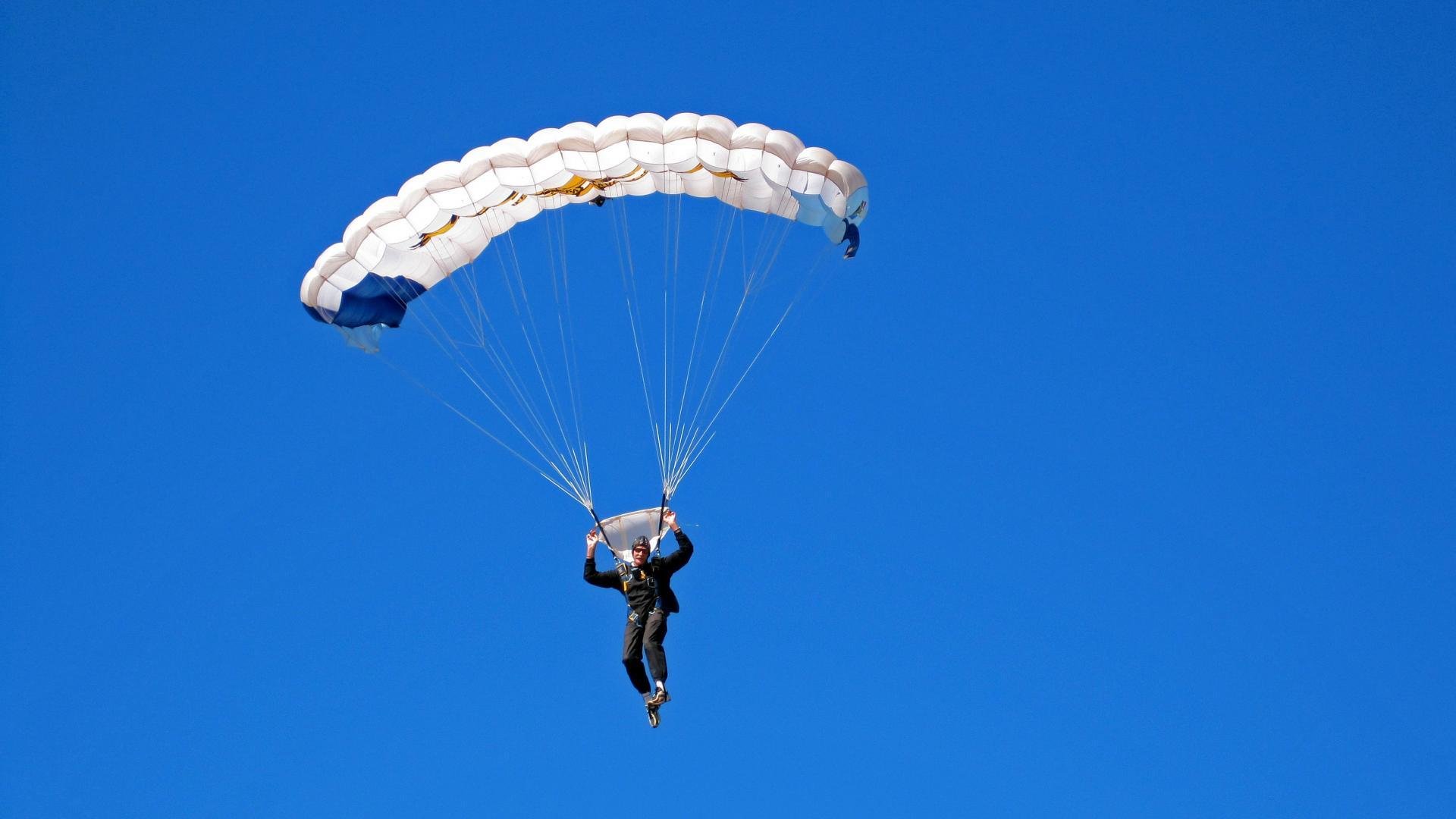 场内“最燃瞬间”！运动员冲刺点燃全场！